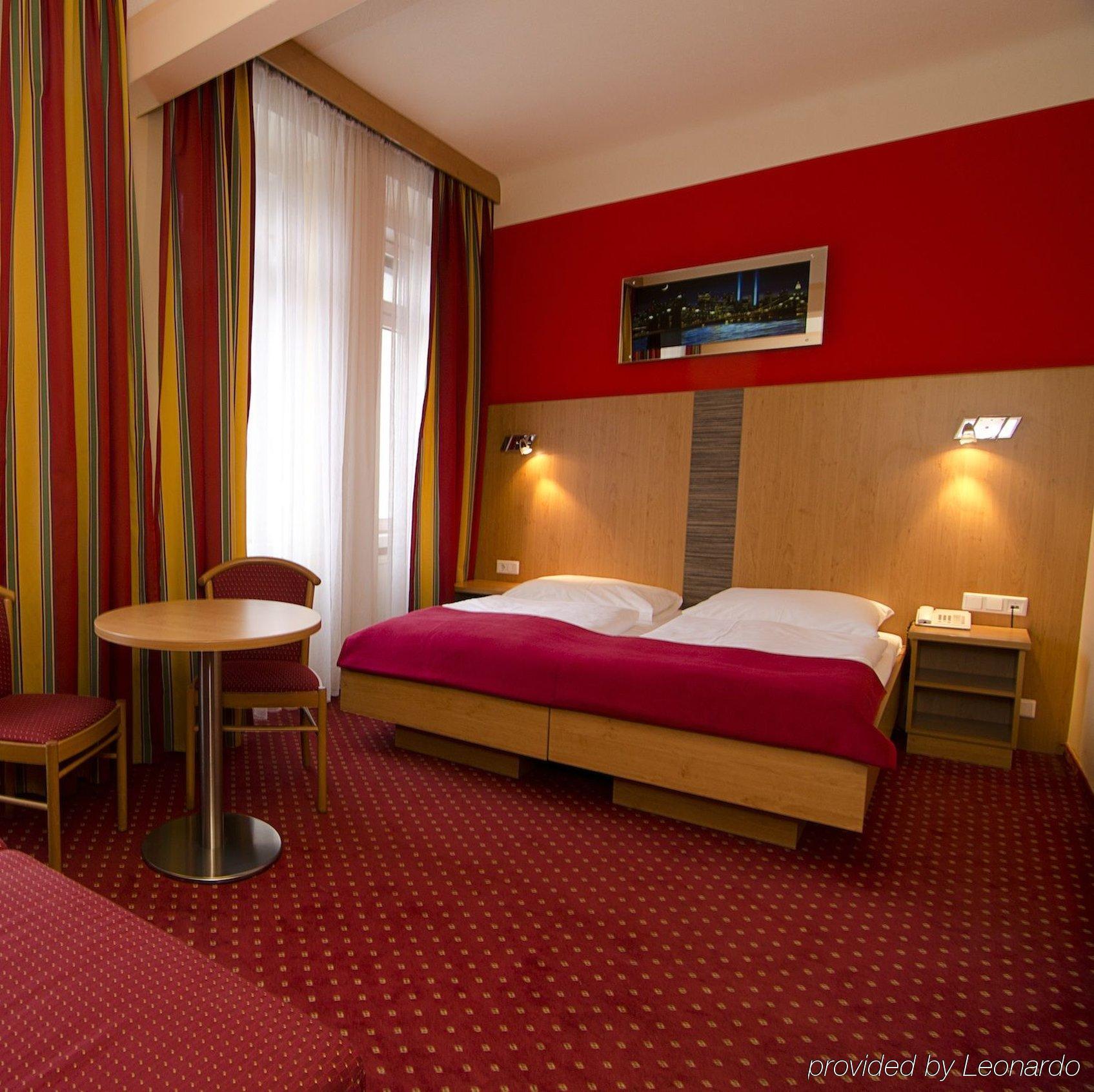 Hotel Cryston Viena Quarto foto