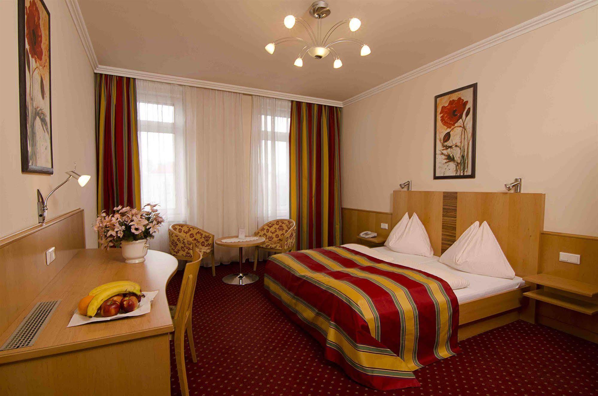 Hotel Cryston Viena Quarto foto